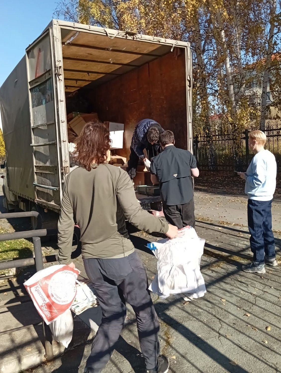 Участники МВС Новоуральска Свердловской области стали волонтерами акции по сбору макулатуры