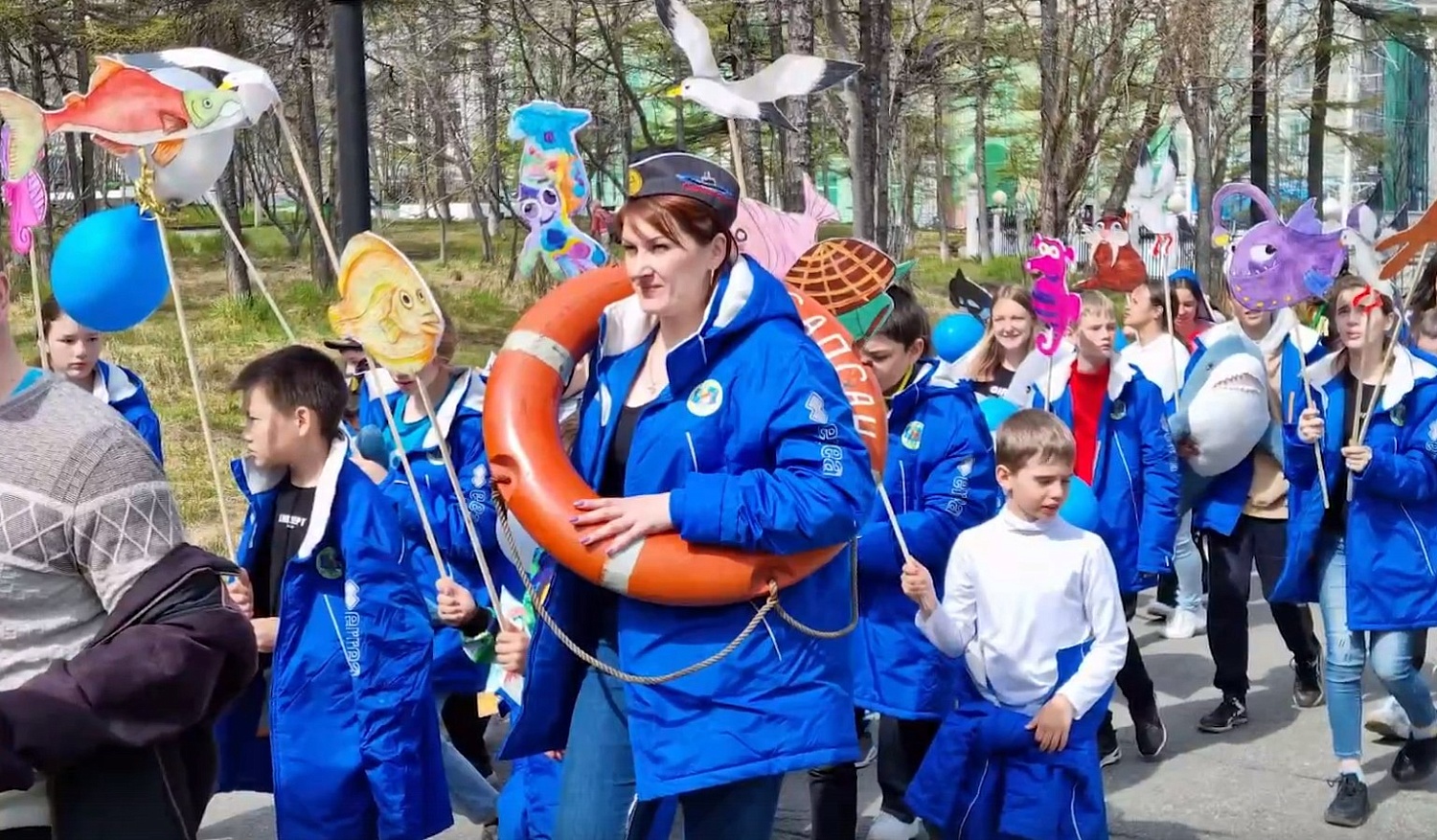 Дан старт Всероссийским экологическим акциям "Вода России" и "Экодежурный по стране". Экологическая дружина "Юные Робинзоны" Большереченского МР, в рамках акций убрала территорию и высадила деревья вдоль реки Большая.