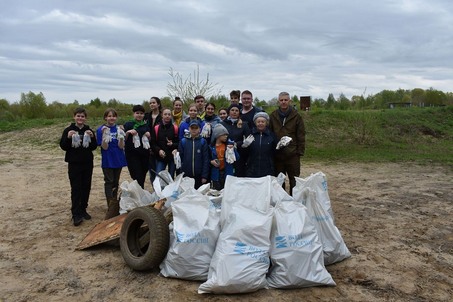 Участники Молодежного водного сообщества Владимирской области провели уборку городского пляжа на правом берегу р. Клязьмы